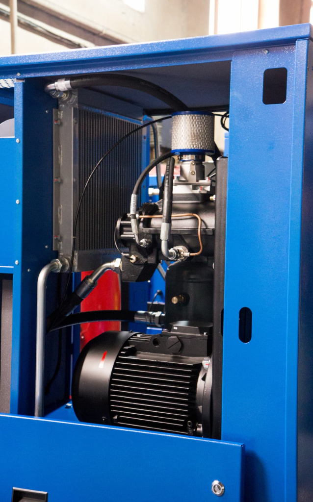 Почему винтовой компрессор гонит масло в воздушную систему: причины и решение